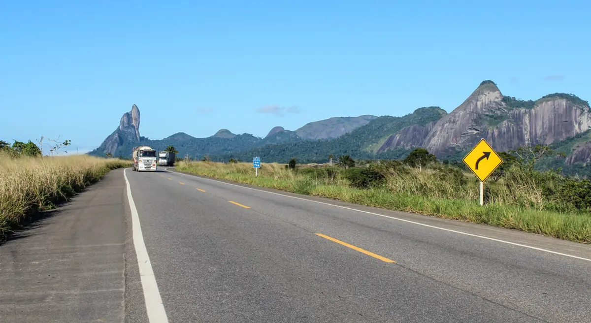 BR-101 e as pedras do Monte Pescoço em Itamaraju (BA)