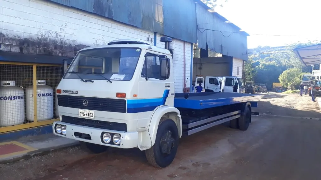 Caminhão guincho plataforma Volkswagen 13.130