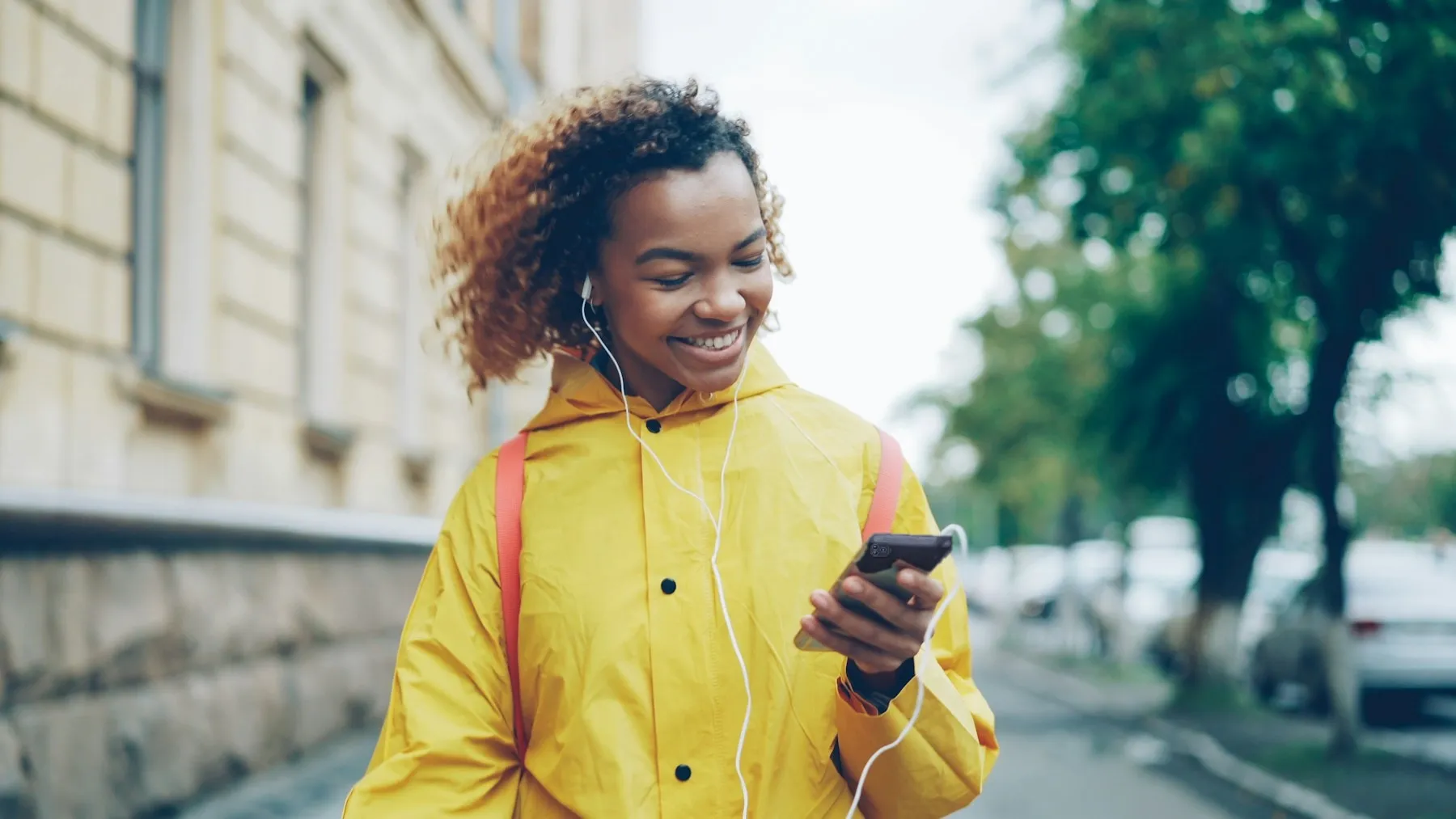 Passageira sorrindo enquanto pede uma corrida pelo app Muvy